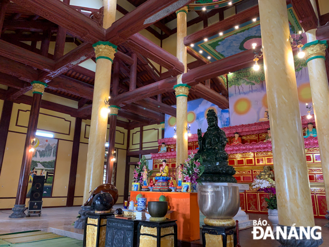 A worship place inside the Phap Hoi Duong building at the Quan The Am pagoda