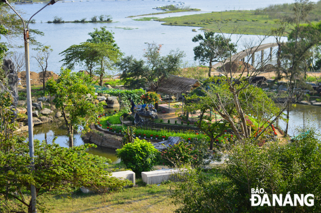 Behind the pagoda is a rest stop for Buddhist followers and visitors overlooking the romantic Co Co River 