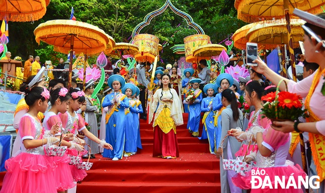 On 3 February 2021, the annual Quan The Am (Avalokitecvara) Festival in Da Nang has won the national Intangible Cultural Heritage status in Viet Nam. In picture: a scene of the Avalokitesvara Bodhisattva Statue procession, which is the most eagerly-anticipated ritual during the Quan The Am Festival.