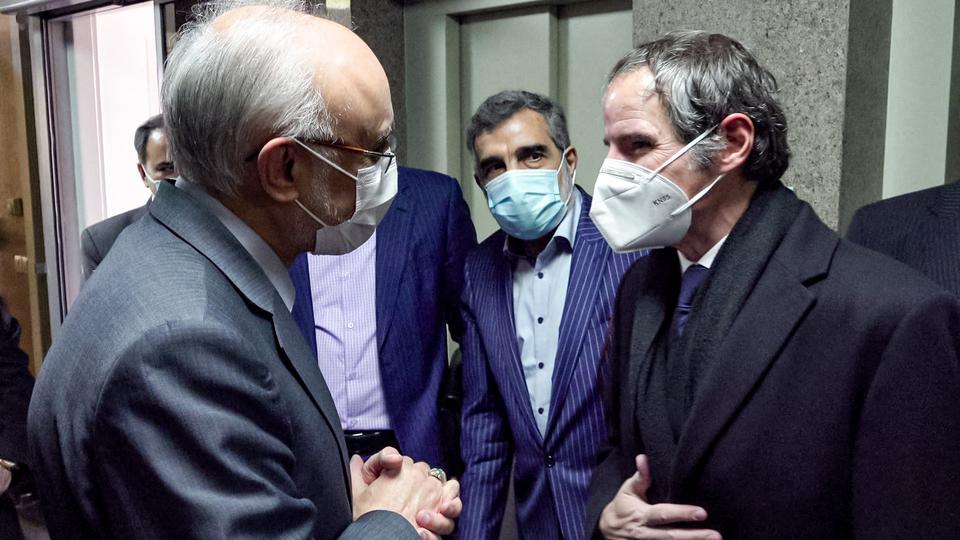 Người đứng đầu Tổ chức Năng lượng nguyên tử Iran (AEIO) Ali Akbar Salehi (trái) gặp gỡ Tổng Giám đốc Cơ quan Năng lượng nguyên tử quốc tế (IAEA) Rafael Grossi (bìa phải) ở Tehran ngày 21-2.  							Ảnh: AFP