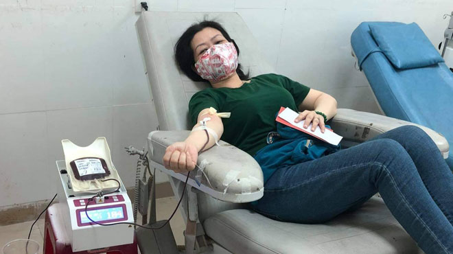 Chị Nguyễn Hồng Vân (SN 1975), thành viên của CLB Máu sống Tự Tâm Thọ Quang, tham gia hiến máu tại Bệnh viện Phụ sản-Nhi Đà Nẵng. 	  (Ảnh nhân vật cung cấp)