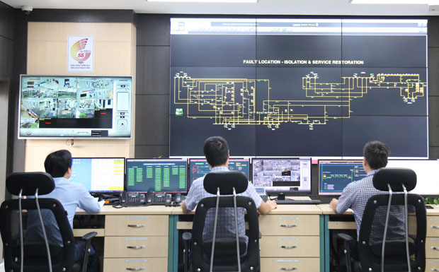 Promoting digital transformation helps Da Nang's electricity industry improve service quality. Da Nang PC staff are seen working on an automated system.