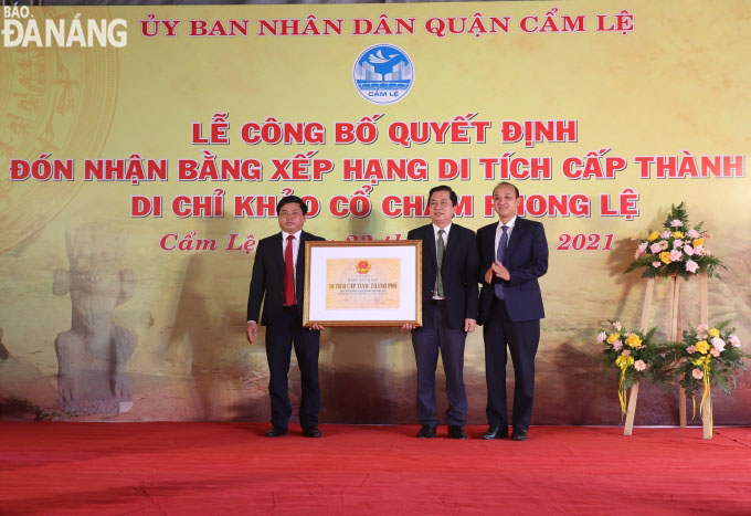 Municipal People's Committee Vice Chairman Le Quang Nam (right) handing the recognition certificate to representatives of the Cam Le District authorities 