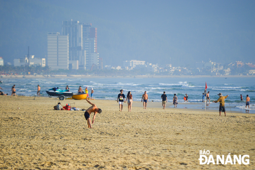 Da Nang's weather in the early days of the lunar new year with beautiful sunshine and clear blue sky make beach-goers feel pleasant and comfortable