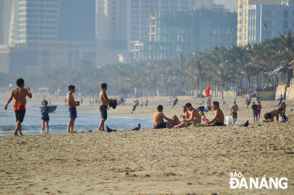 In the early morning, many beach-goers love to go for a walk along the beach to feel the sand between their toes, take a deep breath to enjoy fresh air, and watch the sunrise