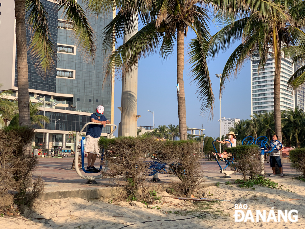  Locals wear face coverings while doing exercises in the morning in Son Tra District-located East Sea Park.