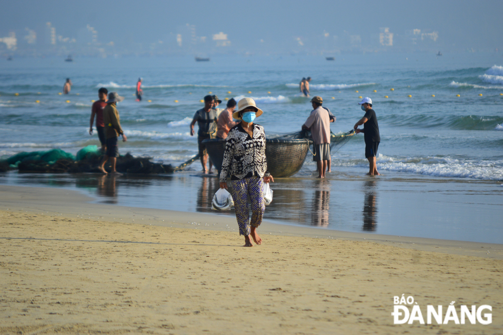 Many locals are seen buying freshly-caught seafood from inshore boats in the early morning. 