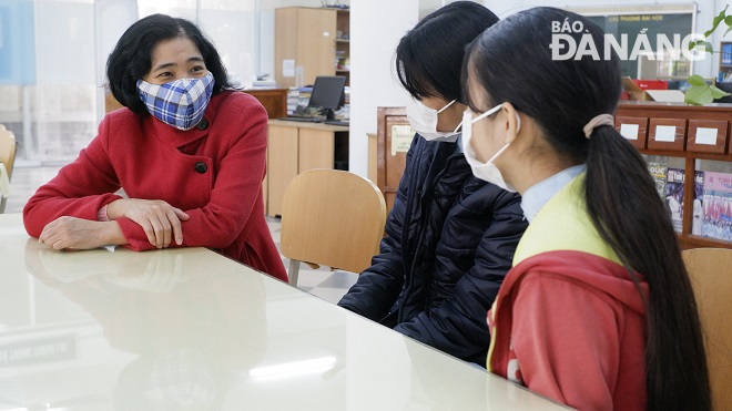 Quynh Huong (left) giving spiritual encouragement to pupils who are currently receiving financial aid from the ‘Le Quy Don-Connecting Big Arms’ Fund