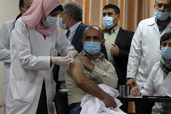 Nhân viên y tế Palestine được tiêm vaccine phòng Covid-19 tại thành phố Gaza, ngày 22-2-2021. Ảnh: THX/ TTXVN
