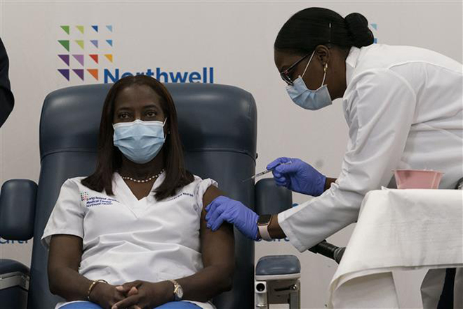  Nhân viên y tế tiêm vaccine phòng Covid-19 cho người dân tại New York, Mỹ. Ảnh: AFP/ TTXVN