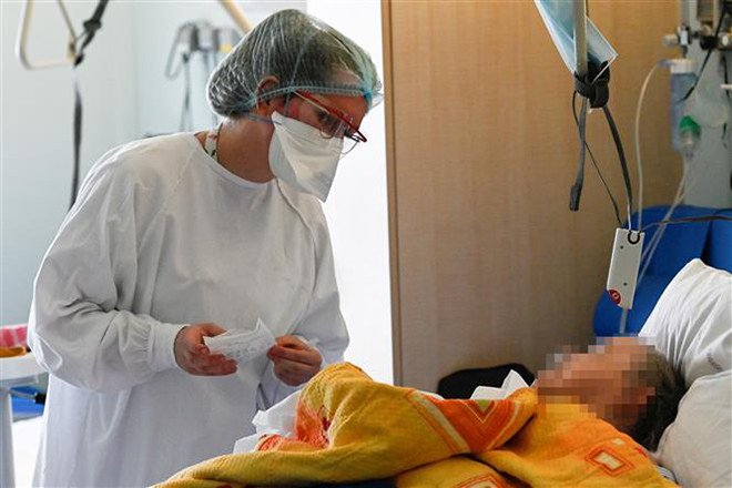  Nhân viên y tế chăm sóc bệnh nhân Covid-19 tại một bệnh viện ở Mulhouse, Pháp ngày 16-2-2021. Ảnh: AFP/TTXVN