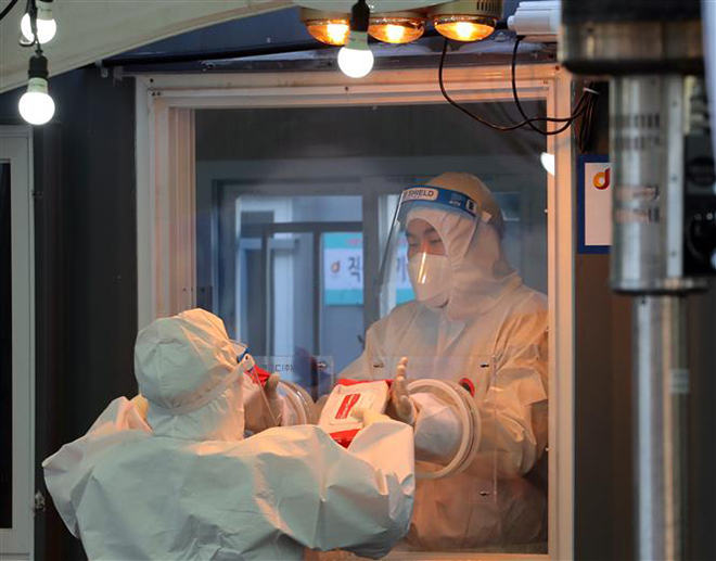  Nhân viên y tế làm việc tại điểm xét nghiệm Covid-19 ở Seoul, Hàn Quốc, ngày 18-2-2021. Ảnh: Yonhap/ TTXVN