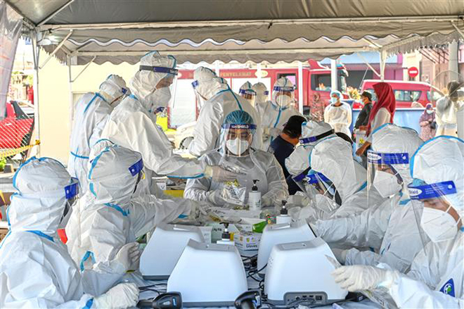  Nhân viên y tế làm việc tại điểm xét nghiệm Covid-19 ở Petaling Jaya, bang Selangor, Malaysia, ngày 21-2-2021. Ảnh: THX/ TTXVN
