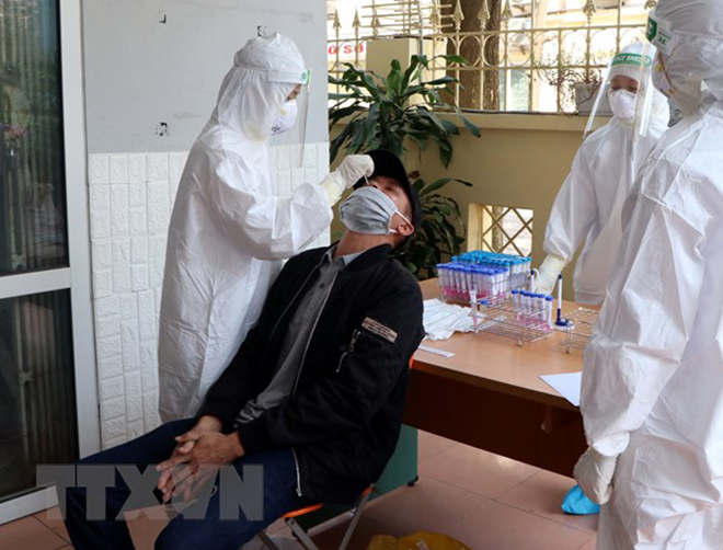 Nhân viên y tế lấy mẫu xét nghiệm SARS-CoV-2. (Ảnh: Mạnh Tú/TTXVN)