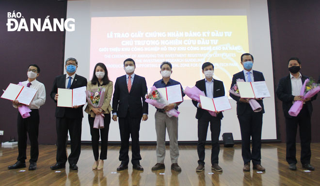 Phó Chủ tịch Thường trực UBND thành phố Hồ Kỳ Minh (thứ tư, trái sang) trao giấy chứng nhận đăng ký đầu tư và văn bản chấp thuận chủ trương nghiên cứu đầu tư cho 7 dự án. Ảnh: K.NINH