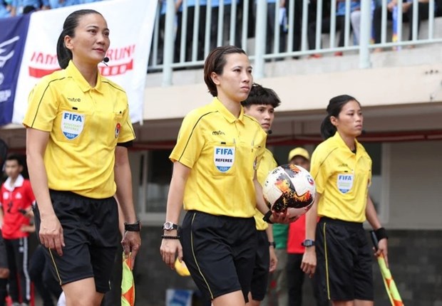  Referee Bui Thi Thu Trang (centre) and assistant referee Truong Thi Le Trinh (L) (Photo: VFF)