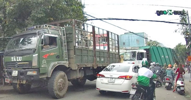 Xe tải chạy trong khung giờ cấm trên tuyến đường Lê Trọng Tấn. (Ảnh do bạn đọc cung cấp, chụp ngày 30-1-2021)