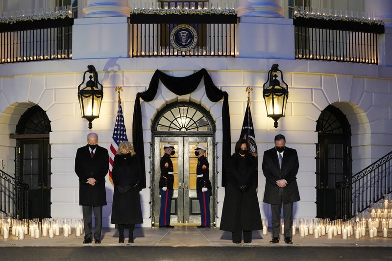 Tổng thống Joe Biden (bìa trái) cùng Đệ nhất phu nhân Jill Biden, Phó Tổng thống Kamala Harris (thứ hai, từ phải sang) và phu quân Doug Emhoff tưởng niệm hơn 500.000 người Mỹ đã chết vì Covid-19. Ảnh: AP