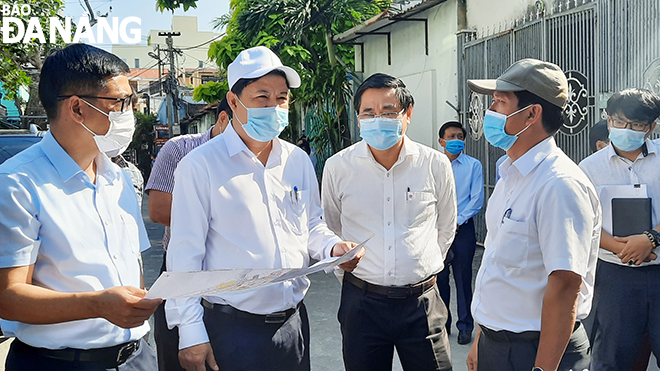 Da Nang Party Committee Deputy Secretary cum municipal People's Council Chairman Luong Nguyen Minh Triet (2nd left) paid inspection visits to the two soon-to-be-upgraded residential access roads in Son Tra District