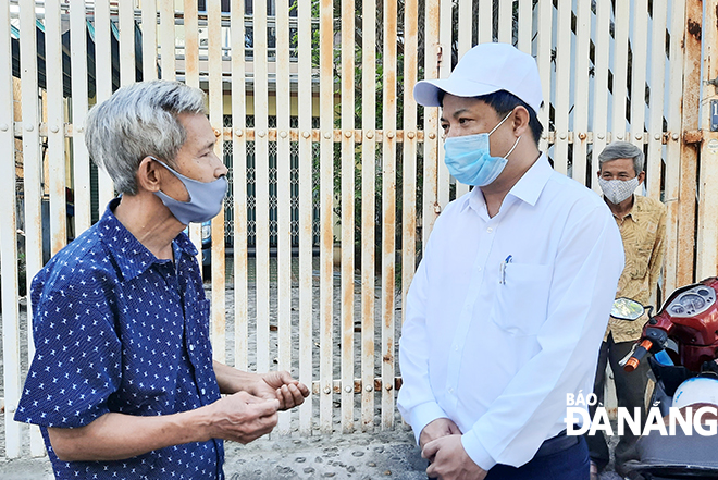 Mr Triet (right) listening to the opinions and aspirations of local residents living on these roads