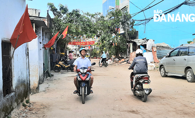 A 45m-long residential access road between its intersections with Ho Ngoc Lam and Truong Dinh streets in Man Thai Ward