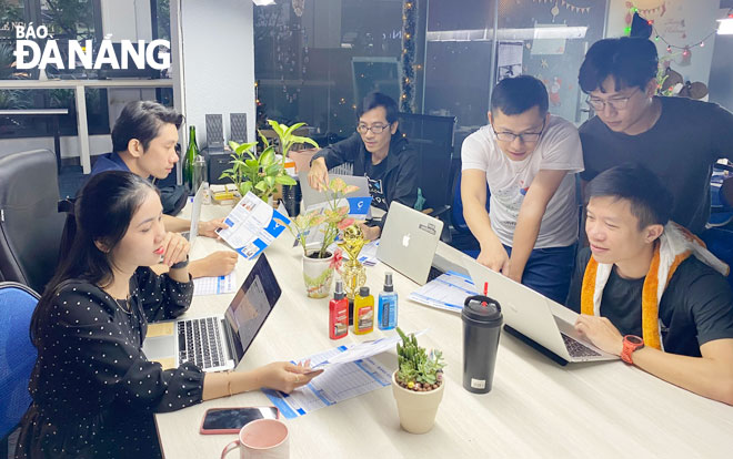 By late 2021, at least 30 innovative startups and enterprises will have received financial support from the city budget to bring their startup ideas to fruition. The photo is taken at Thanh Khe District-based Canext startup company in late December, 2020.