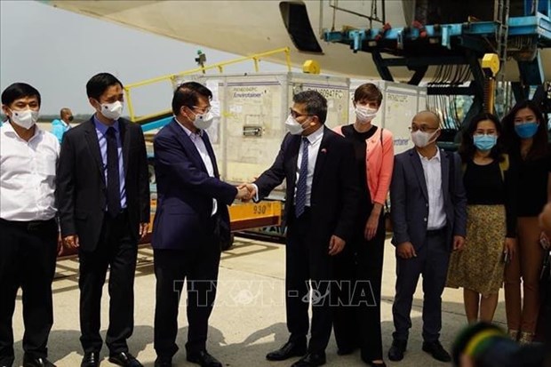 Deputy Health Minister Truong Quoc Cuong at the delivery ceremony (Photo: VNA)