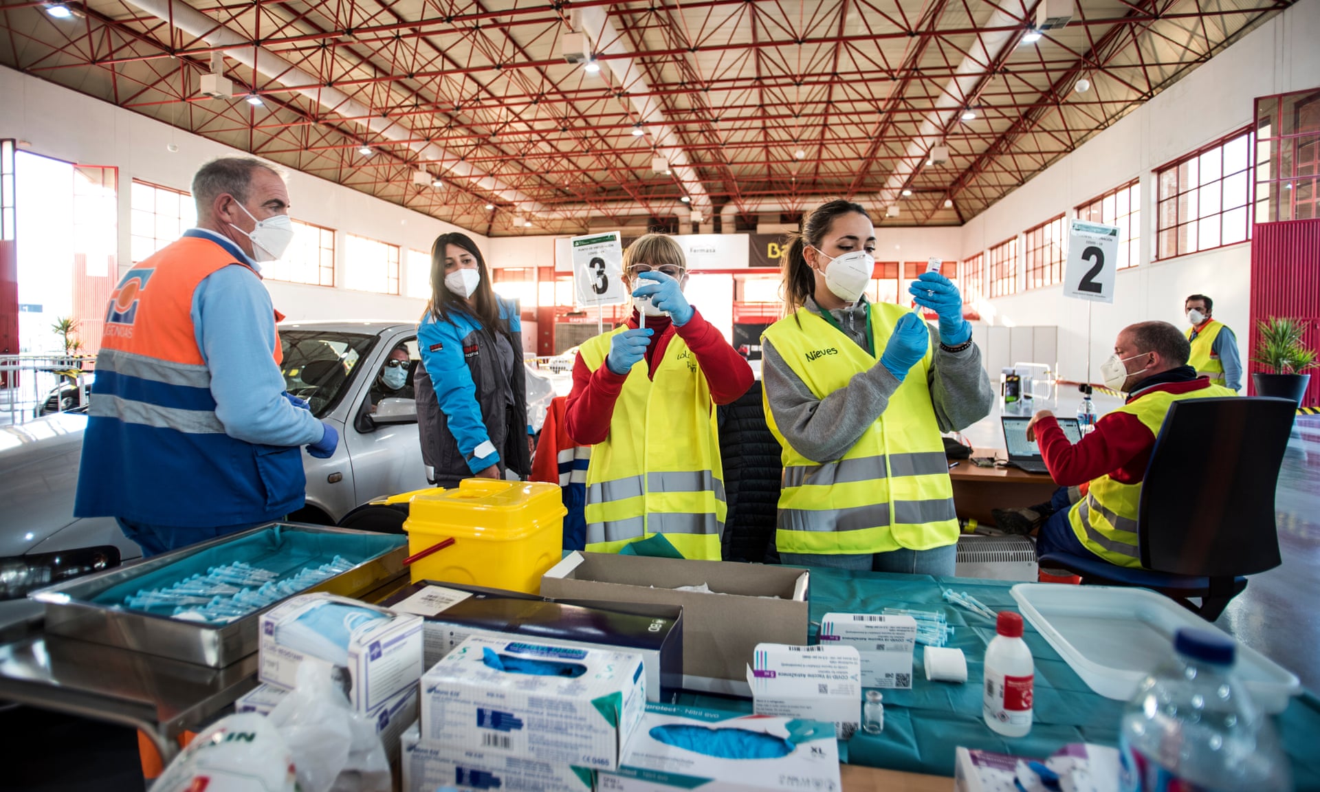 Hai y tá chuẩn bị tiêm vắc-xin ngừa Covid-19 của hãng AstraZeneca cho người dân ở Granada, Tây Ban Nha.  Ảnh: Getty Images	