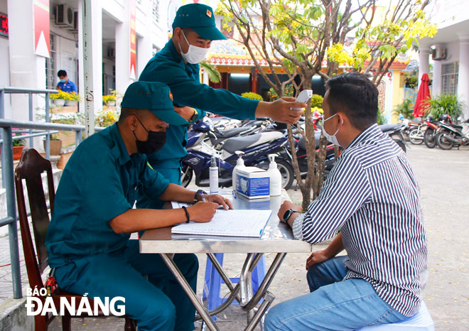 Da Nang is implementing safety measures in a strict manner to eliminate the risk of COVID-19 resurgence. Hai Chau District-based Phuoc Ninh Ward functional forces were pictured measuring immigrant workers’ body temperature on Wednesday morning.