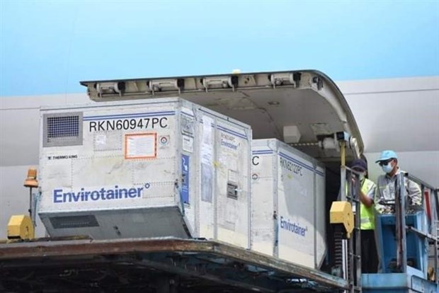 A plane carrying the first batch of 117,600 doses of COVID-19 vaccine landed at Tan Son Nhat airport, Ho Chi Minh City, on February 24. (Photo: VNA)