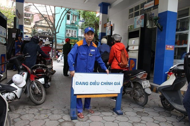 A petrol station temporarily suspends service pending price adjustment. (Photo: VNA)