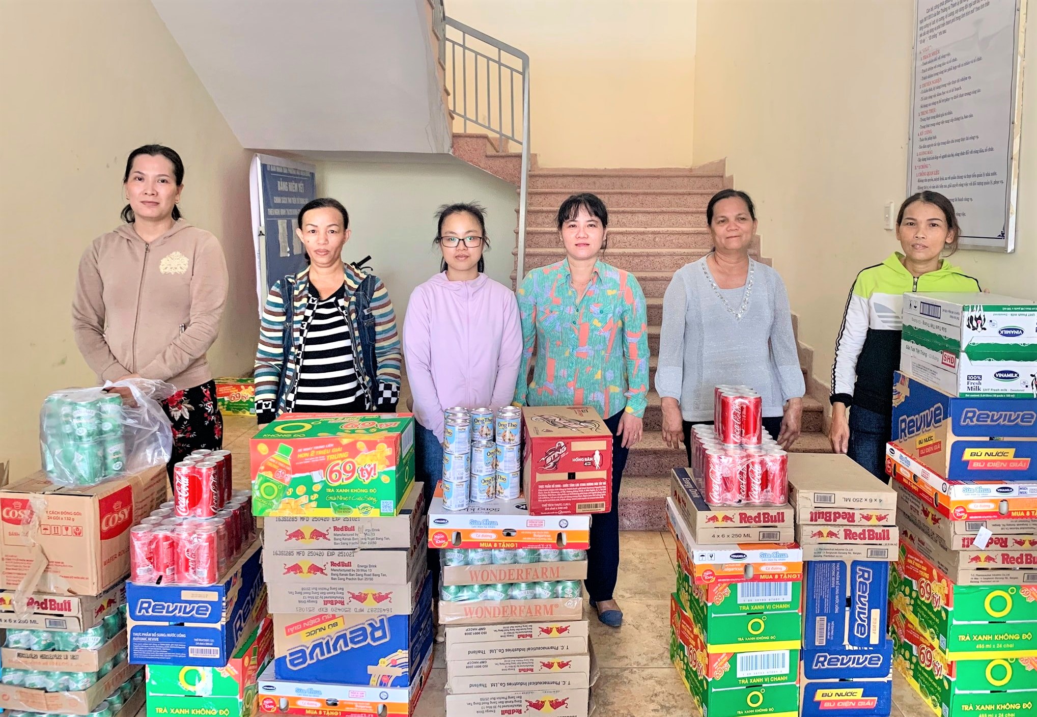 Poor families in Son Tra District’s Nai Hien Dong Ward receiving in-kind donations from the World Vision International