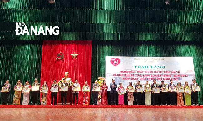 Chủ tịch UBND thành phố Lê Trung Chinh và Giám đốc Sở Y tế Ngô Thị Kim Yến trao giải thưởng 