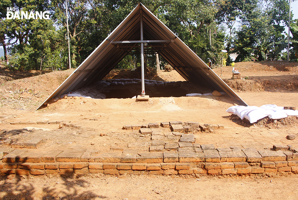 A sacred hole has been found during an excavation at the relic site. It is being protected from rain and wind by the steel roof, whilst sandbags are placed around the hole to avoid landslides.