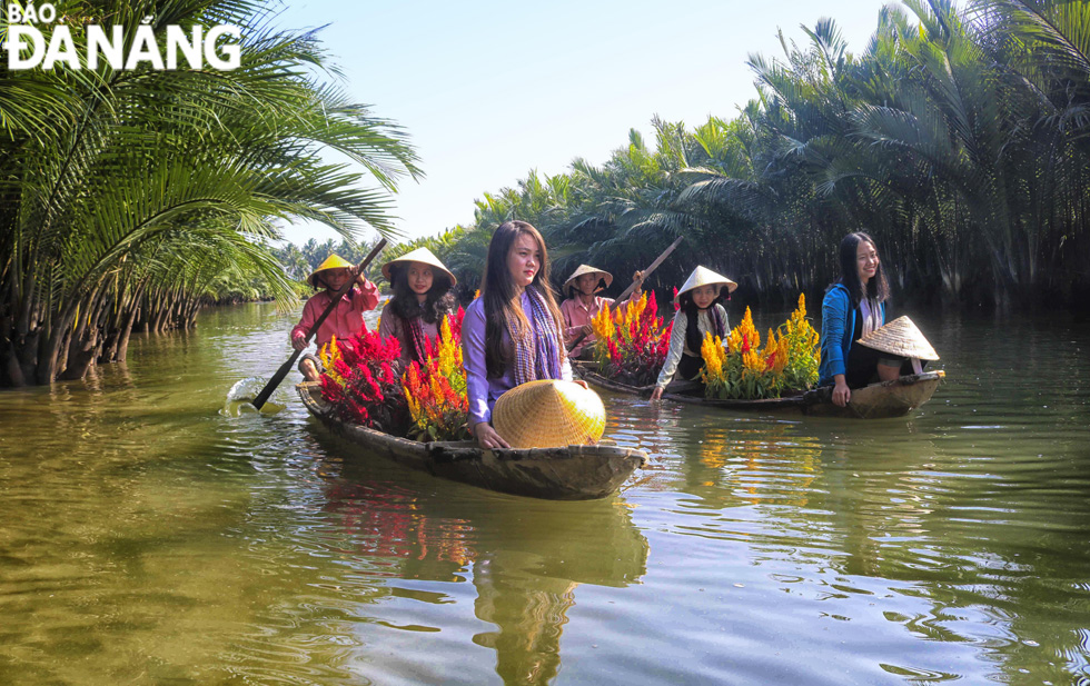  On each traditional Tet occasion, spring flower carrying boats travel through the Tinh Khe nipa palm forest like the scene reported in the waterways of the Mekong Delta.