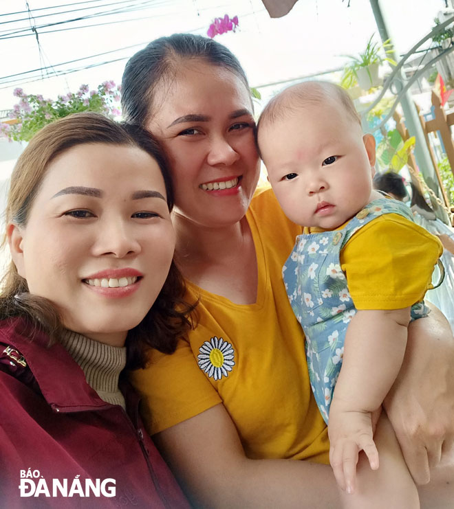 Chị Nguyễn Thị Như Ánh (giữa) cùng con gái chào đời tại Bệnh viện dã chiến Hòa Vang (tháng 8-2020) nay đã hoàn toàn khỏe mạnh. Ảnh: P.C