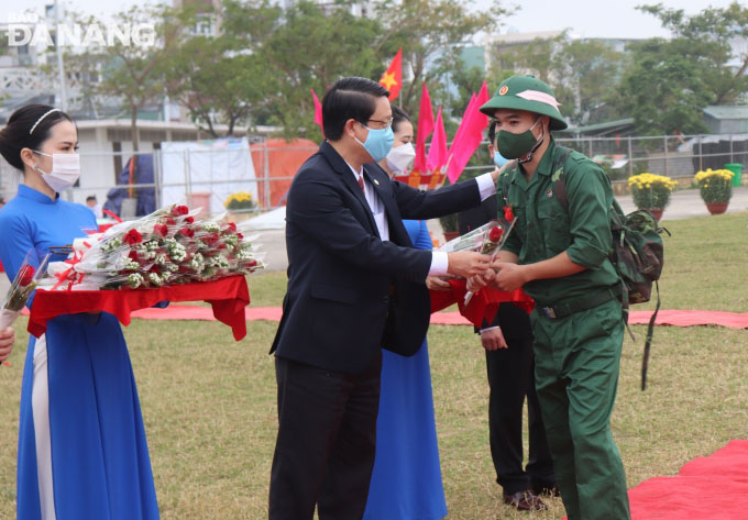 Chủ tịch Ủy ban MTTQ Việt Nam thành phố Ngô Xuân Thắng đến dự, tặng hoa chúc mừng các tân binh. Ảnh: NGỌC HÀ.