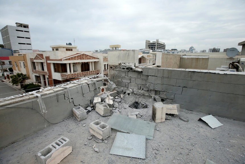 Vụ tấn công làm hư hỏng mái nhà ở Erbil (Iraq) ngày 15-2. Ảnh: Reuters	