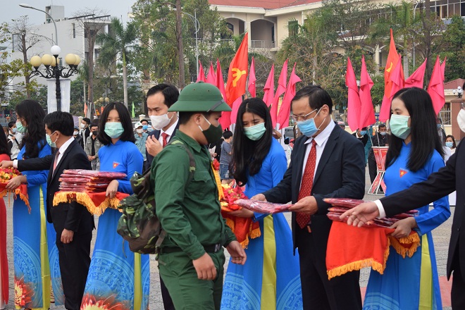 Giám đốc Sở Nội vụ Võ Ngọc Đồng tặng quà cho các tân binh chuẩn bị lên đường nhập ngũ. Ảnh: T.S