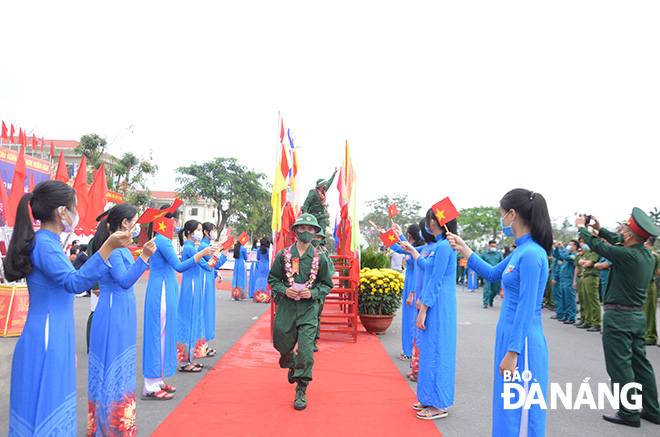 Hoa Vang recruits eargly joining in the army