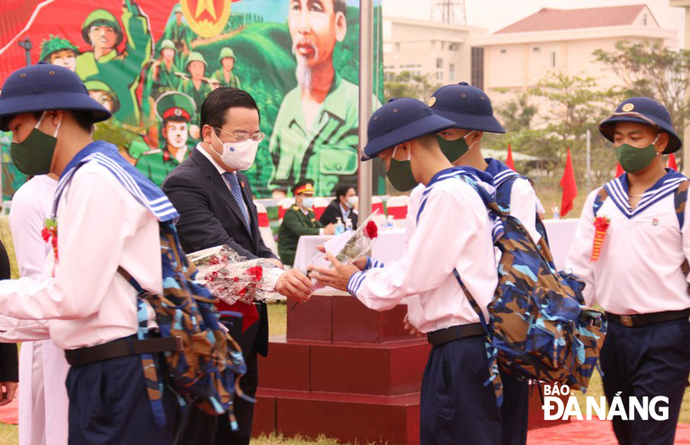  Da Nang People's Council Vice Chairman Le Minh Trung presetting flowers to newly-recruited soldiers in Ngu Hanh Son District