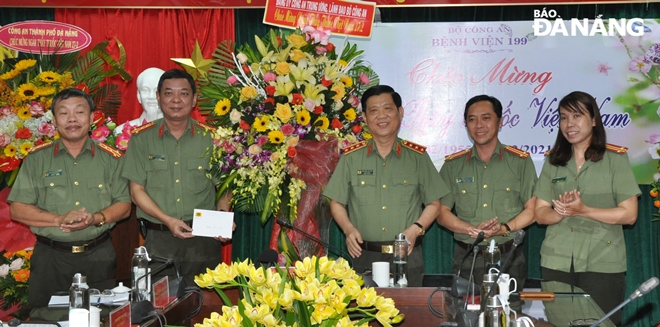 Thượng tướng Nguyễn Văn Sơn (giữa) tặng hoa chúc mừng Bệnh viện 199 nhân ngày Thầy thuốc Việt Nam. Ảnh: L.HÙNG