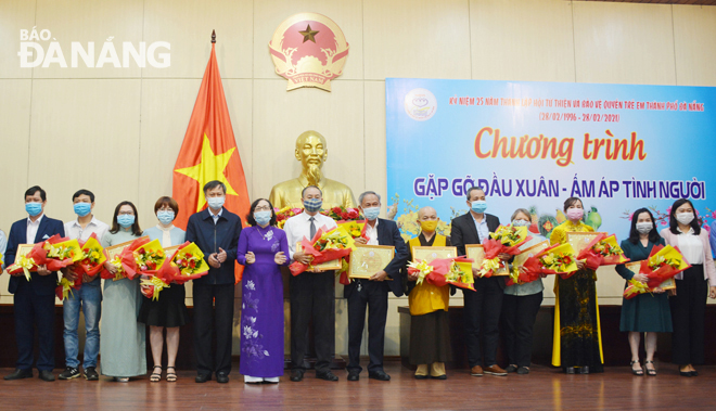 Representatives from the Association presenting ‘Golden Heart’ certificates and flowers to outstanding sponsors