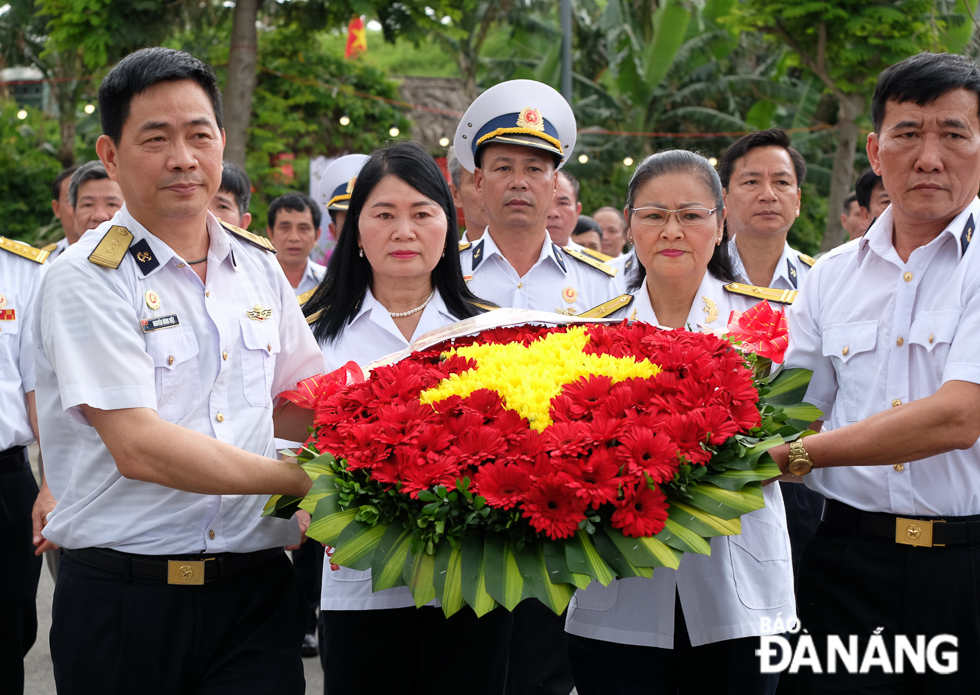 Tưởng niệm chiến sĩ hy sinh ở Gạc Ma