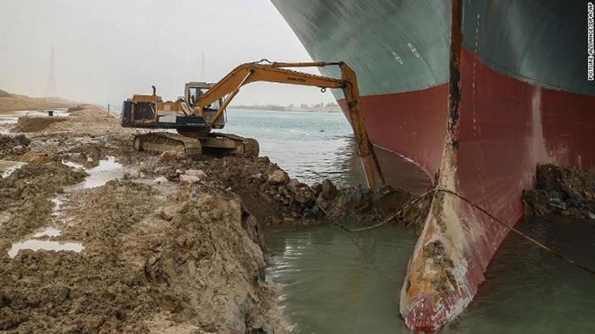 Khối lượng việc khổng lồ phải làm để cứu tàu mắc kẹt ở kênh đào Suez