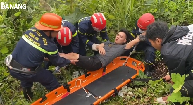 Cảnh sát cứu người đi xe máy bị rớt xuống vực ở đèo Hải Vân