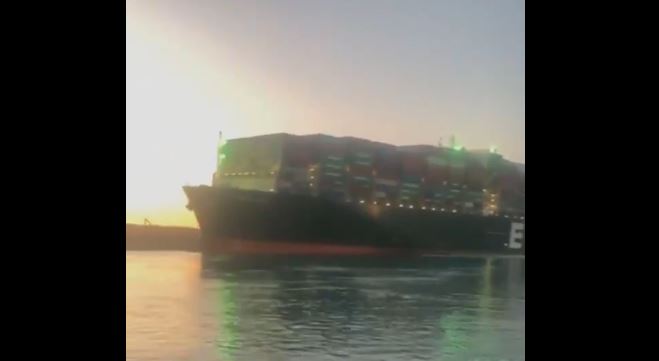 Giải cứu thành công siêu tàu container sau gần 1 tuần mắc kẹt ở kênh đào Suez