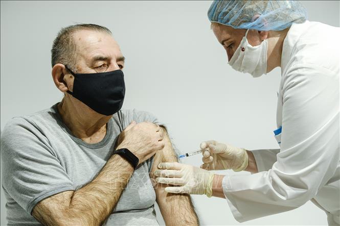 Nhân viên y tế tiêm vaccine phòng Covid-19 cho người dân tại Moskva, Nga, ngày 22-1-2021. Ảnh: THX/TTXVN