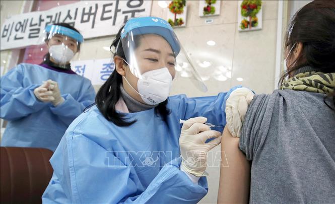 Tiêm chủng vaccine phòng Covid-19 tại Gwangju, Hàn Quốc, ngày 26-2-2021. Ảnh: THX/TTXVN