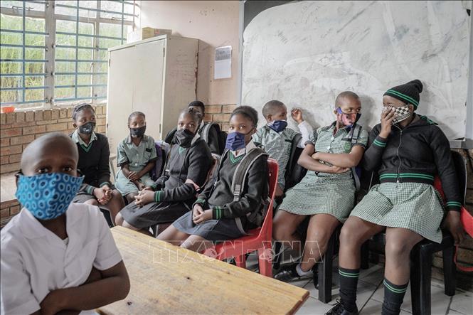 Học sinh đeo khẩu trang phòng dịch Covid-19 trong lớp học tại Johannesburg, Nam Phi ngày 15-2-2021. Ảnh: AFP/TTXVN